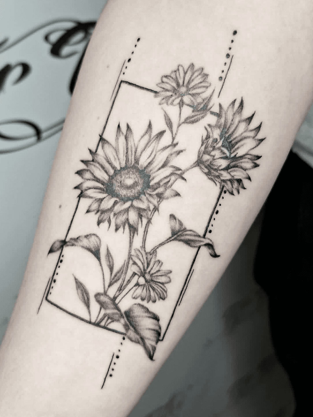 Blomster: Realistisk black and grey blomster innrammet med dekor.