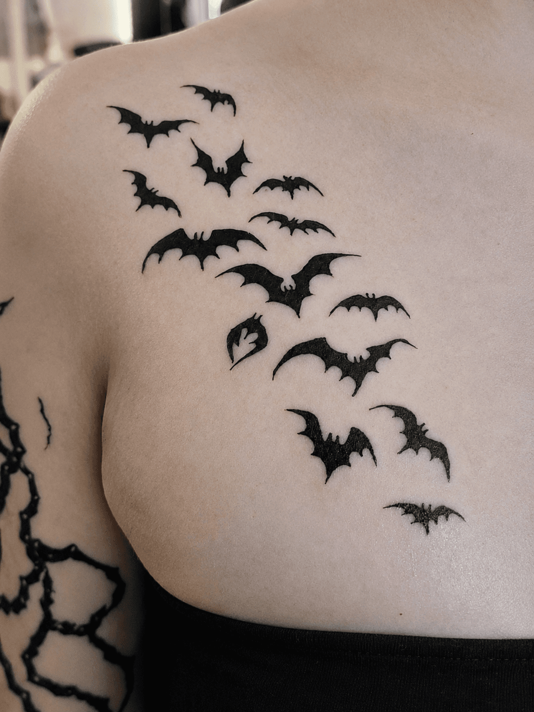 Flaggermus: Clean blackwork-flaggermusdesign.