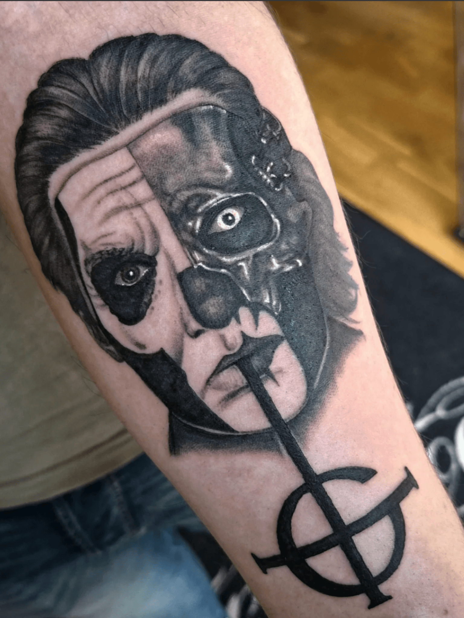 Ghost: Half ’n’ half black and grey portett av Papa Emeritus IV og V fra bandet Ghost.