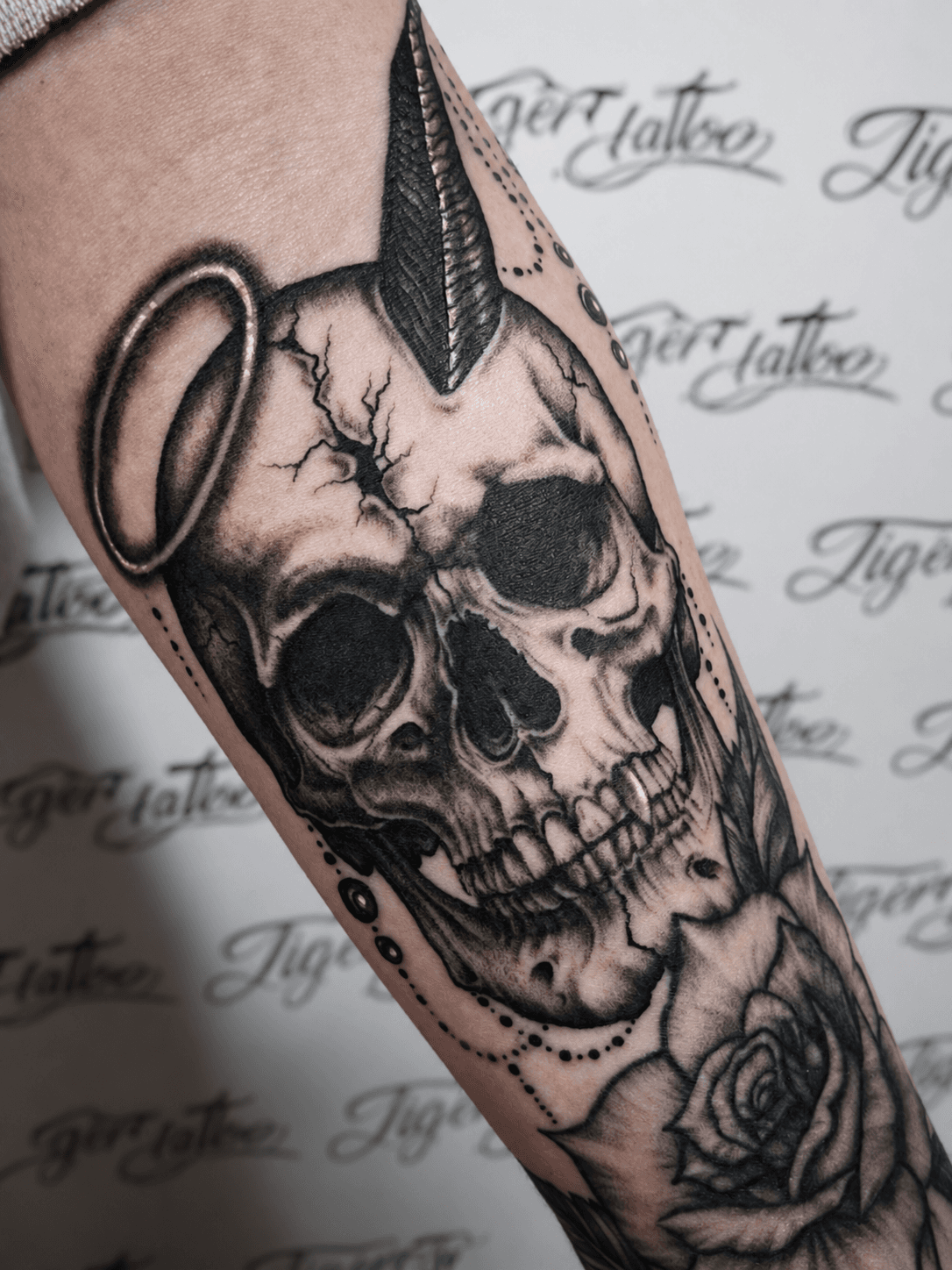 Semi realistic skull: Detaljert black and grey-hodeskalle med engel/djevel-kontrast.