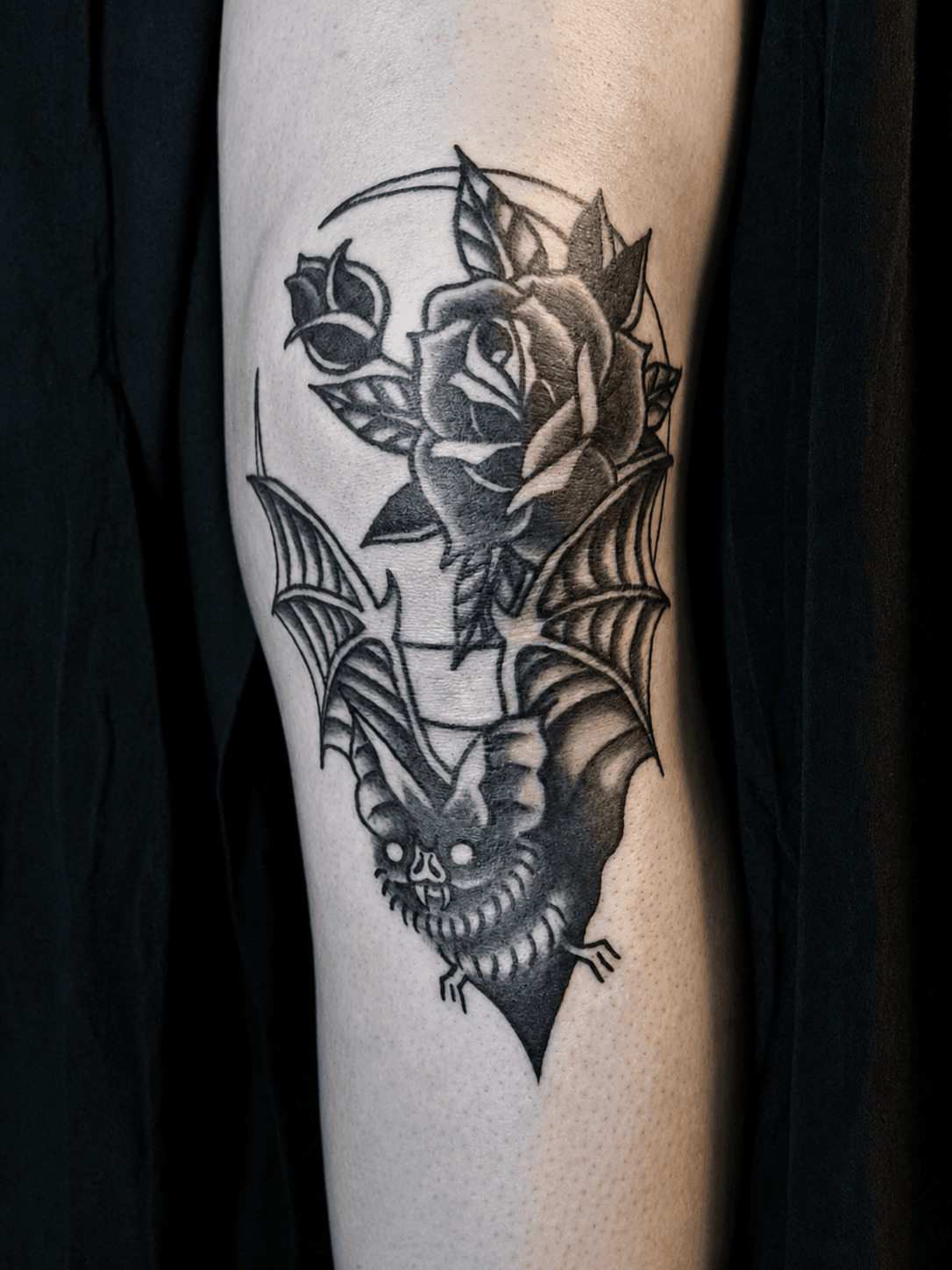Traditional bat: Traditional blackwork flaggermus med roser.